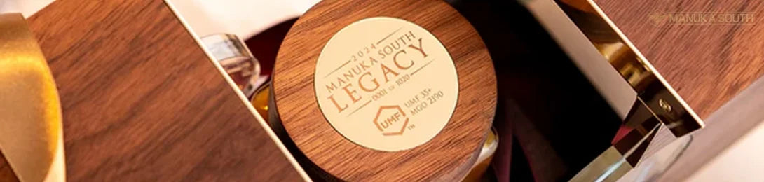 Luxury Manuka honey gift box with wooden lid and gold details.